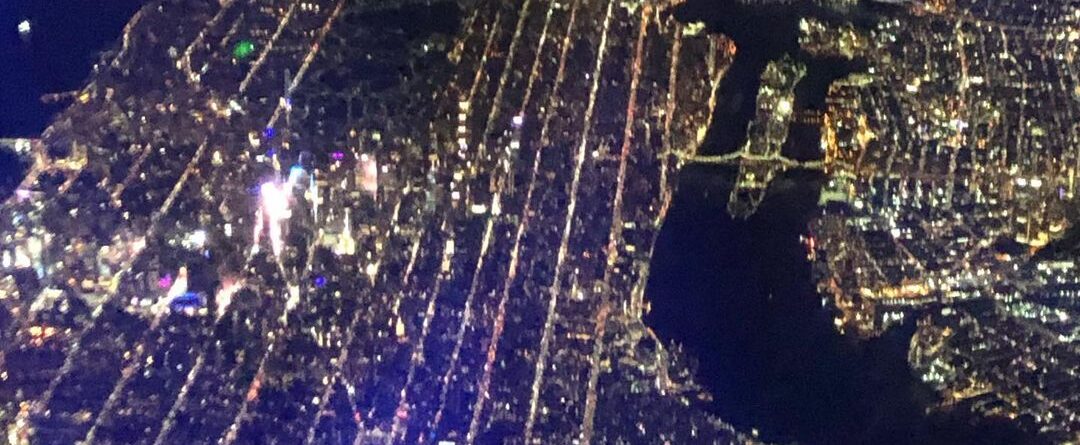 Night Flight
#newyork 
#gwb #williamsburgbridge 
#centralpark 
#manhattan 
#roos…