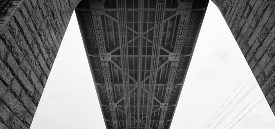 New York.  59th Street Bridge from Roosevelt Island and Roosevelt Island Tram.  …