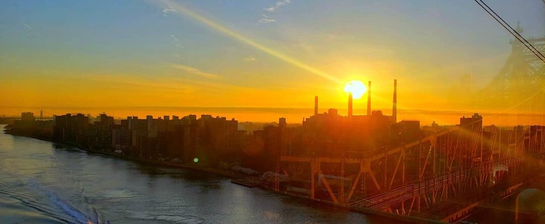 Sunrise view while riding the tramway between Manhattan and Roosevelt Island

#r…