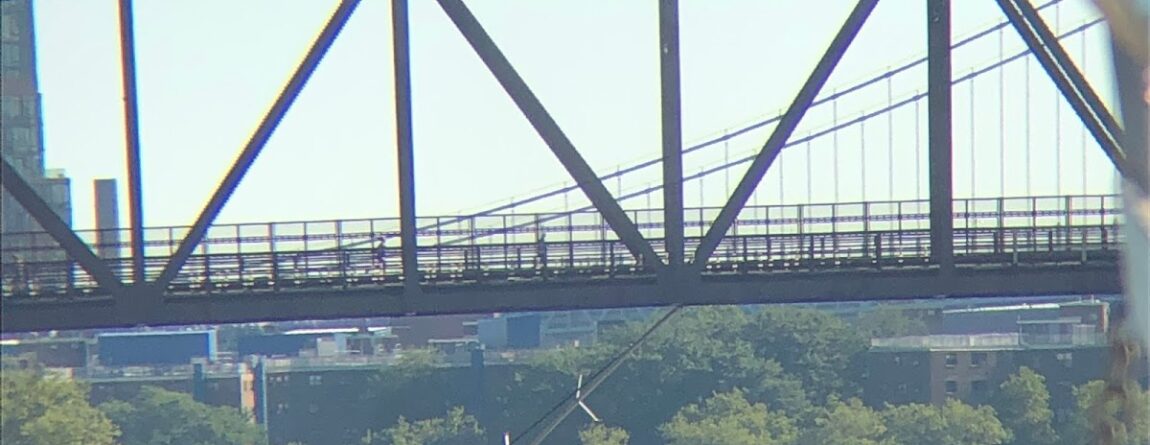 Roosevelt Islander Online: Sailboat Hits The Roosevelt Island Bridge This Morning, Mast Fails To Clear Under The Bridge And Boat Turns Over In East River